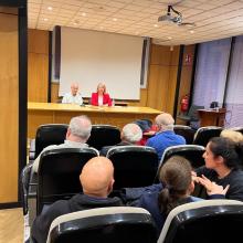 Desde el fondo del salón de actos del SBO se aprecia el volumen de asistentes y en la mesa de conferencias encontramos a José Molina y a la directora del SBO, Carmen Bayarri.