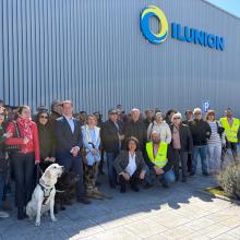 Foto de grupo en la puerta de Ilunion reciclados
