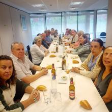 Miembros de SUPO alrededor de la mesa 