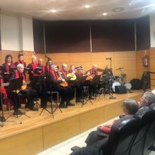 los miembros del grupo Cantares en el escenario