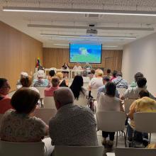 La imagen muestra a los participantes en la asamblea.