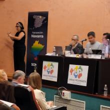 En el salón de actos de la ONCE en la mesa está Ángel Sánchez, Ramón Estévez y Alfredo Borja con la intérprete en lengua de signos al fondo.