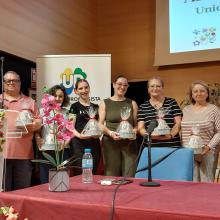 Entrega de un obsequio a los compañeros y compañeras de ILUNION, en reconocimiento a su compromiso y colaboración constante con la Agrupación de Sevilla en todas las actividades que se desarrollan