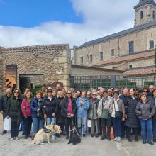 Más de una veintena de socios y socias de SUPO posan frente a Santa María del Paular