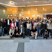 Quienes componen la ejecutiva de UP Madrid, un grupo numerosísimo de personas implicadas y comprometidas, posan en el halll de la Delegación territorial en la C/Prim