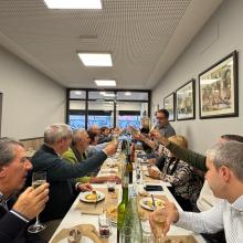 Fotografía en la que aparece el equipo de la Comisión de SUPO Girona junto con las personas invitadas, brindando por los mejores deseos para estas fechas navideñas.