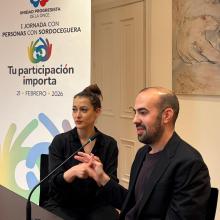 Foto de mediadora con persona sordociega.