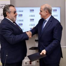 Foto de Miguel Carballeda estrechando la mano de Francisco Pardo