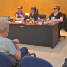 PRESIDENTA Y SECRETARIA CON ANTONIO ROMERO