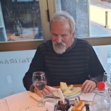 Adrià Vila soplando las velas en el restaurante