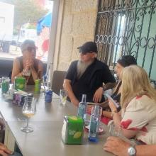 Imagen de grupo alrededor de una mesa en el encuentro con los socios de Moaña.