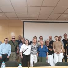 Fotografía de grupo. La imagen muestra a los componentes del nuevo equipo junto con los invitados a la asamblea