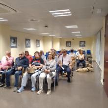 Panorámica del conjunto de participantes en una sala dispuesta en aula