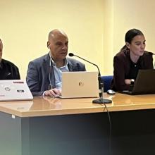 Foto de la Secretaría de UP sentados sentados tras una mesa presidencial durante una reunión