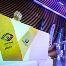 Foto mesa clausura uniendo talento joven