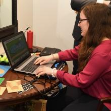  Mujer escribiendo en portatil