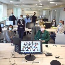  Foto de oficina con trabajadores