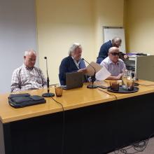 MESA DE CEREMONIA CON JOSE JAVIER ALCAZAR Y DOS COMPAÑEROS DE SUPO A DERECHO E INQUIERDA, DIRGIÉNDOSE AL PÚBLICO ASISTENTE