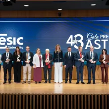 Foto de familia del escenario con pantalla de ESIC University: categoría Marketing y campaña “Cambiando la forma de ver valor”.