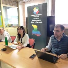 En la mesa, Esther Pérez Dalmeda, secretaria general junto al secretario general adjunto de Organización y Gestión Juan Martínez de la Mata. Detrás, un cartel con el logo de UP y el nombre de la agrupación.