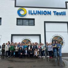 Foto de los asistentes en la fachada principal de la fábrica textil.