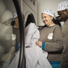 Imagen de trabajadores en lavandería de ILUNION