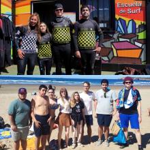 Foto surfistas en la playa