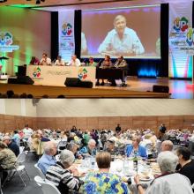 Mesa presidencial durante asamblea y comida posterior con socios y simpatizantes