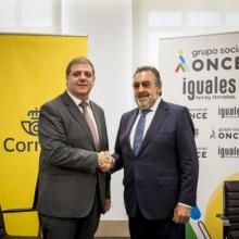 Los presidentes de ambas entidades se estrechan la mano