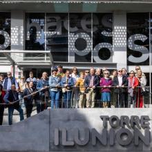 Fotos de los 40 participantes de SUPO en la puerta de las instalaciones de Torreilunion junto a un enorme ONCELIO