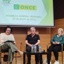 El presidente y miembros de las secretarías en el escenario
