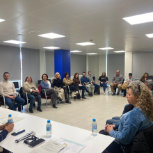 los miembros de la Ejecutiva formando un semicírculo, enfrente de una mesa larga con el Secretario General y los 3 Secretarios Adjuntos.