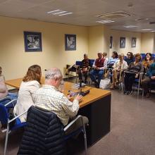 SALA DONDE SE CELEBRA EL ENCUENTRO LITERARIO- APARECE LA AUTORA Y LAS PERSONAS ASISTENTES