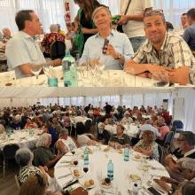 En la foto superior, Enric Botí, Pere Badia y David Bernardo. Foto inferior del comedor repleto durante el encuentro.