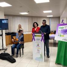 están los representantes de Igualdad leyendo el manifiesto de UP, junto con un compañero tocando la guitarra.