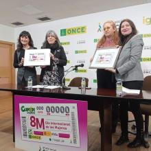 Entrega del cupón a la condejala y la diputada por parte de Araceli de las Heras y Esther Pérez