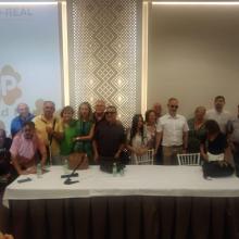 Foto de familia, tras la mesa de la asamblea de la agrupación de Ciudad Real