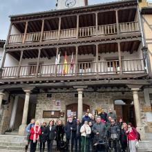 Imagen grupal delante del Ayuntamiento de San Esteban de la Sierra