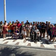 todos los asistentes a esta actividad posando a pie de playa para la foto.