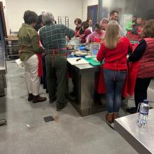 LOS ASISTENTES REALIZANDO UNO DE LOS TALLERES