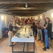 GRUPO DE SIMPATIZANTES ALREDEDOR DE UNA GRAN MESA HACIENDO LA CATA DE LOS VINOS