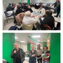 todos los asistentes en las mesas jugando al bingo y el Presidente de SUPO Alicante hablando con el micro, junto a una de sus Secretarias Adjuntas y las representantes de Servicios Sociales.