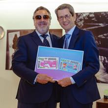 Miguel Carballeda, presidente del Grupo Social ONCE, entregó a Jesús Norberto Fernández Muñoz, presidente de la PMP, una lámina enmarcada