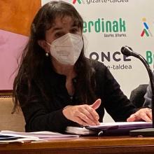 AMAIA ZALACAIN LEYENDO EN BRAILLE EL MANIFIESTO EN CONTRA DE LA VIOLENCIA DE GÉNERO