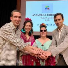 Se adjunta imagen en la que aparecen los miembros de la nueva Secretaría estrechándose las manos en grupo.