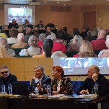 Vista de la sala de conferencias con los asistentes y los ponentes