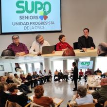Foto de la mesa y la sala durante la reunión