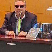 LUIS FERNANDO SAN MARTIN PRESENTANDO SU LIBRO