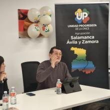 SE PUEDE VER EN LA IMAGEN AL DIRECTOR GENERAL DE LA ONCE, ANGEL SANCHEZ DIRIGIÉNDOSE A LOS ASISTENTES MIENTRAS A SU LADO, NUESTRA SECRETARIA GENERAL ESTHER PEREZ ESCUCHA ATENTAMENTE