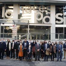Foto de familia frente al acceso en la visita a Torre ILUNION